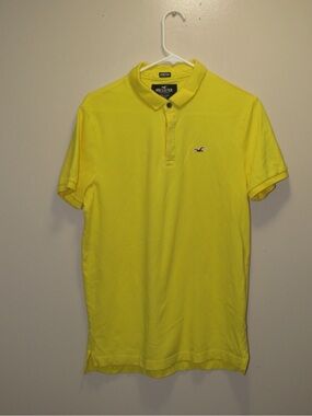 Hollister Men's Yellow Polo Shirt. Size Medium